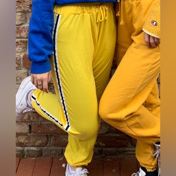 Yellow sweatshirt and jogger set - Picture 2 of 2